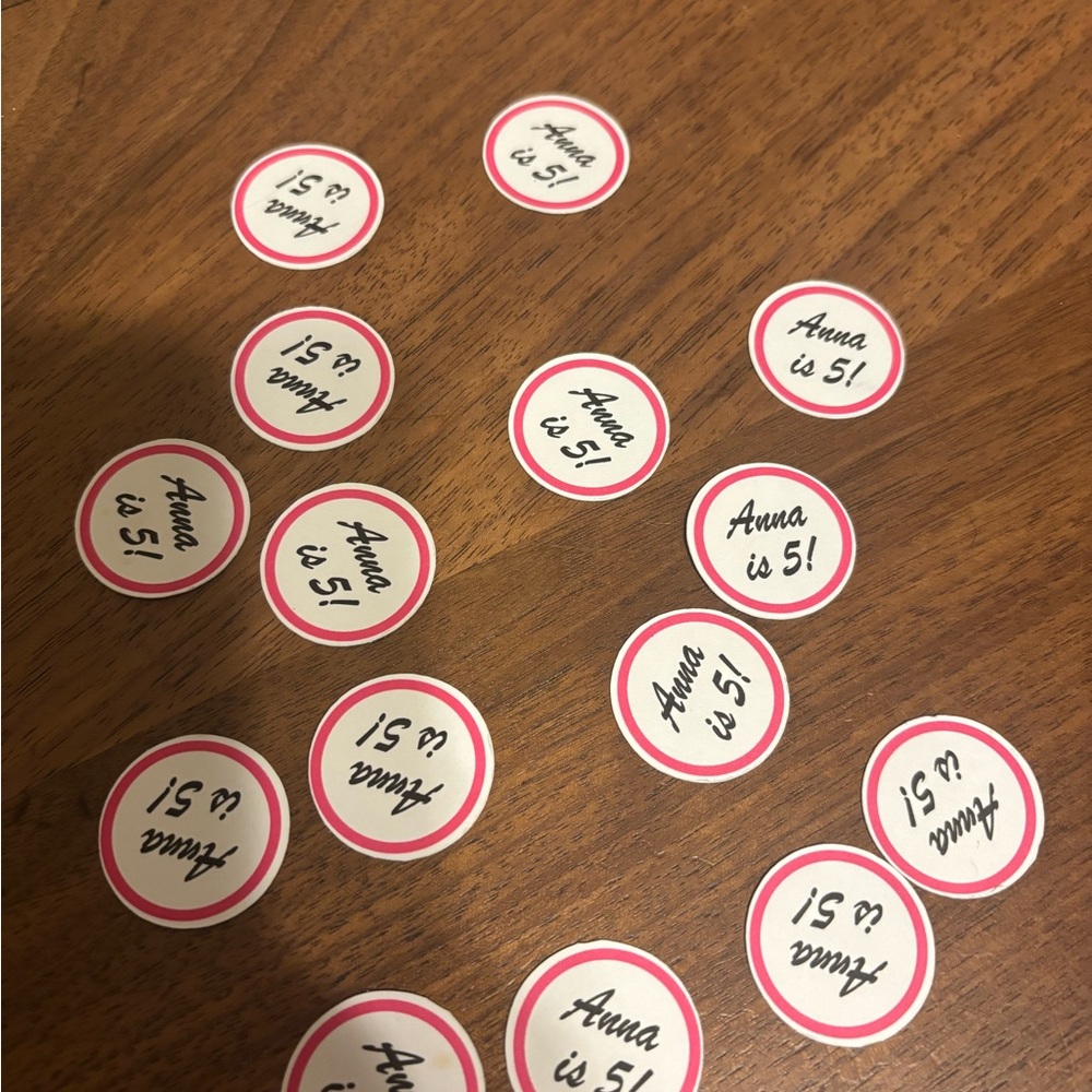 Pink & White 'Anna is 5!' Round confetti birthday pieces